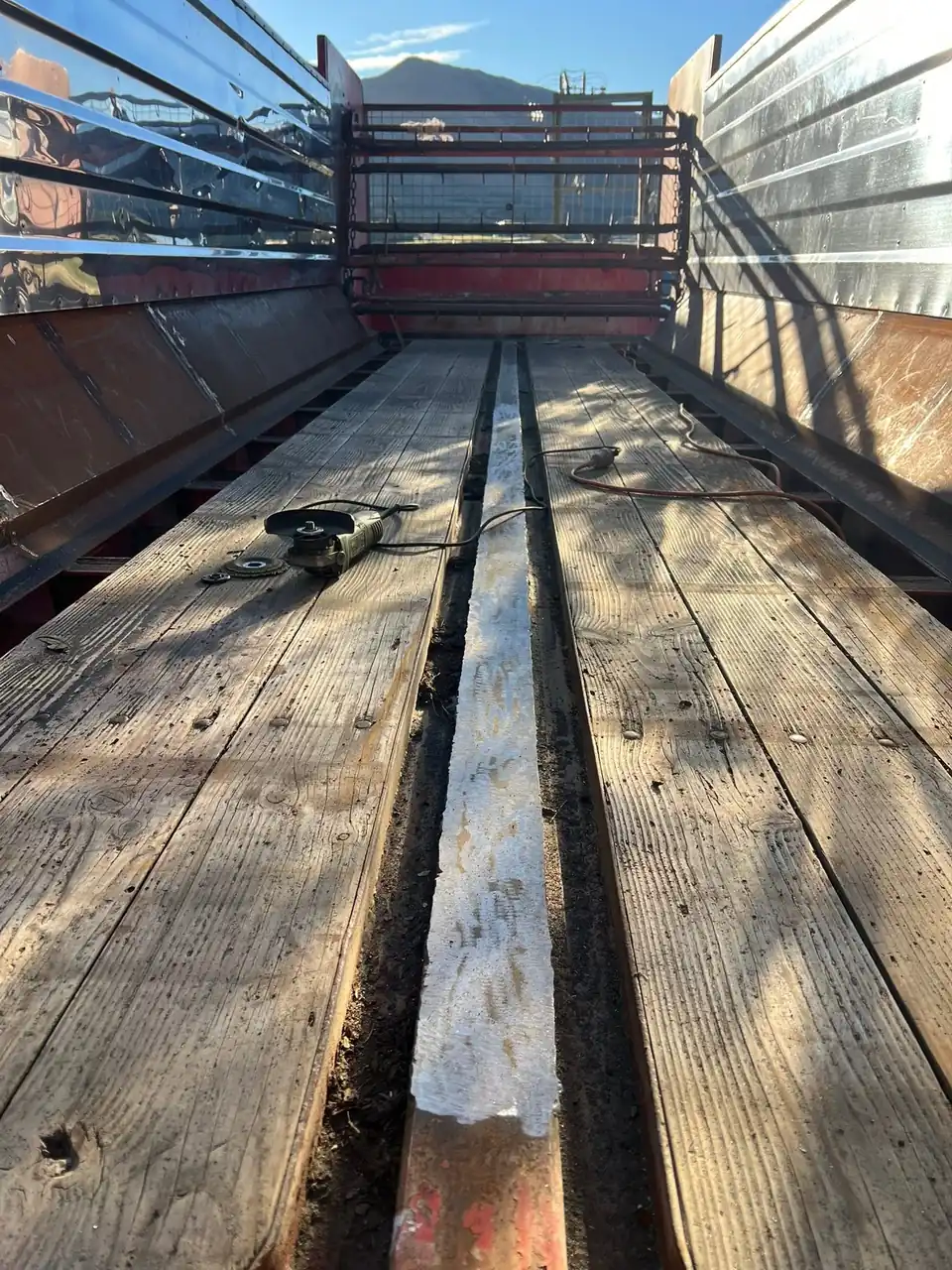 Silage wagon floor with the chain track laid back into the new decking