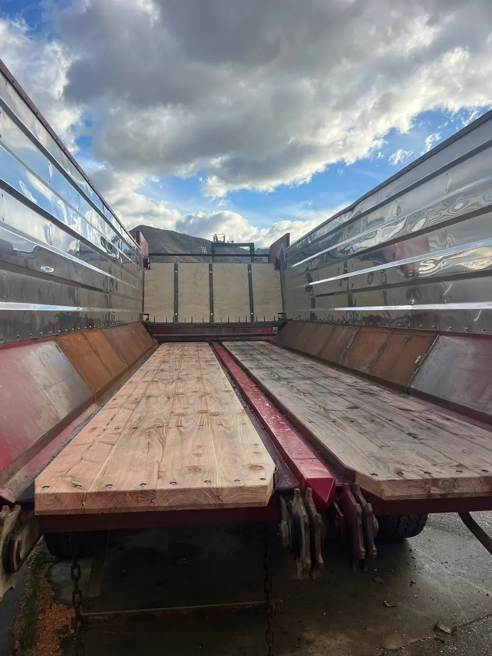 Replaced elevator headboard at the front of the silage wagon